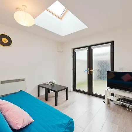 Quiet, Cosy, Modern Apt Apartment *