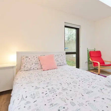 Quiet, Cosy, Modern Apt