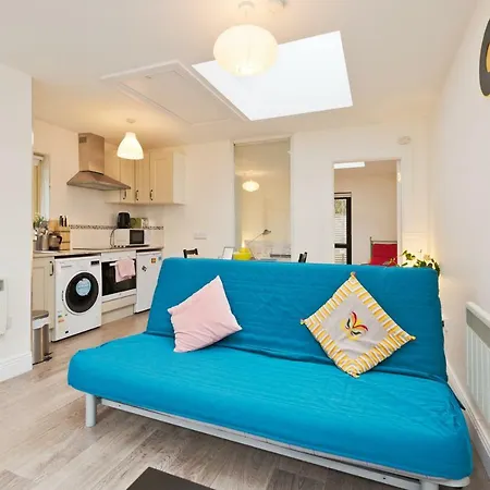 Quiet, Cosy, Modern Apt Apartment *