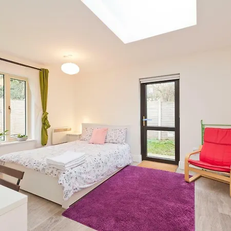 Quiet, Cosy, Modern Apt